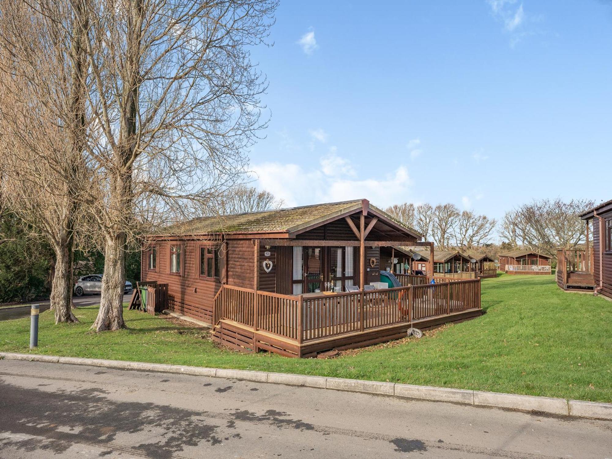 Green Poplars Gurnard Exterior photo