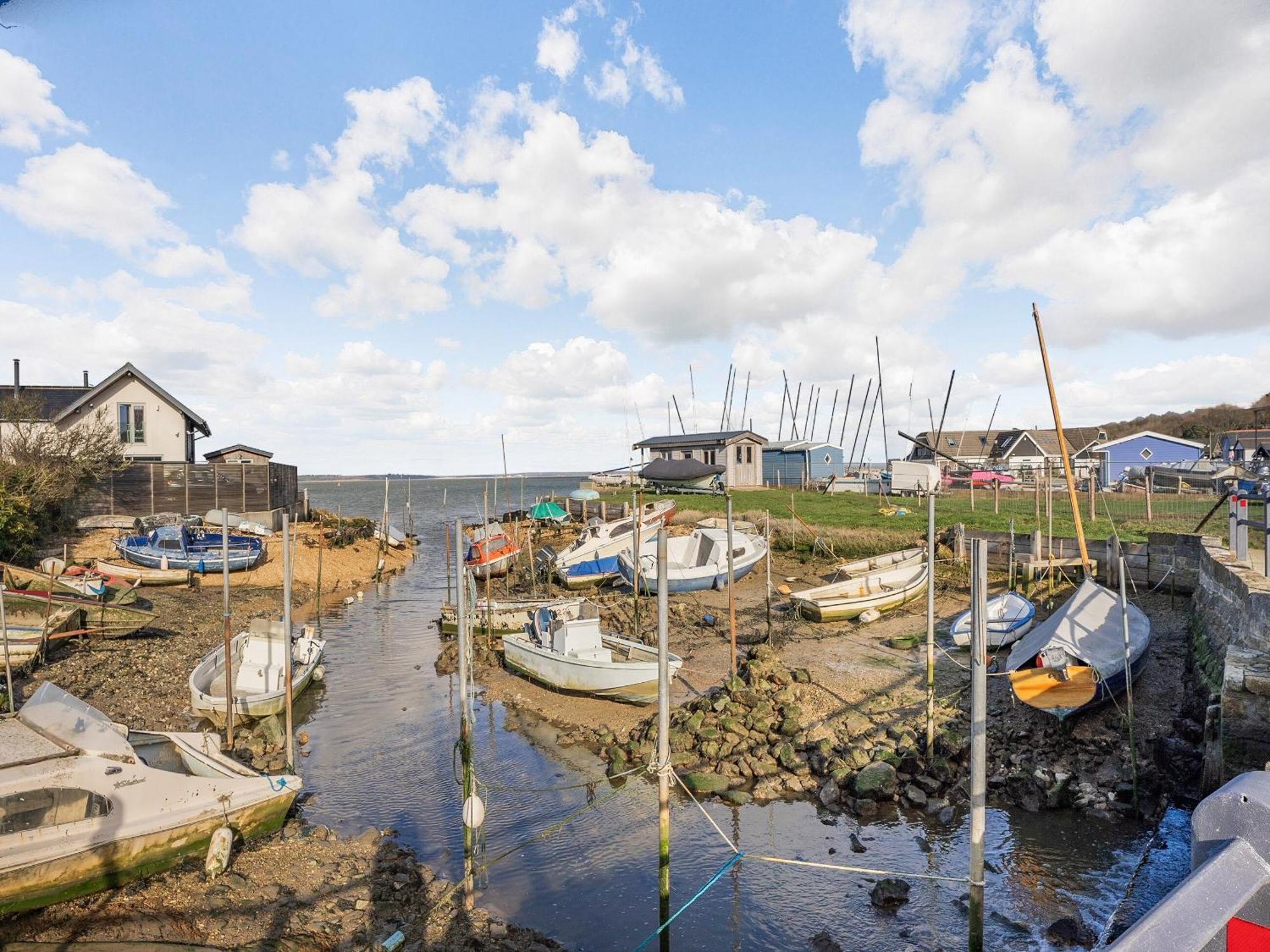 Green Poplars Gurnard Exterior photo