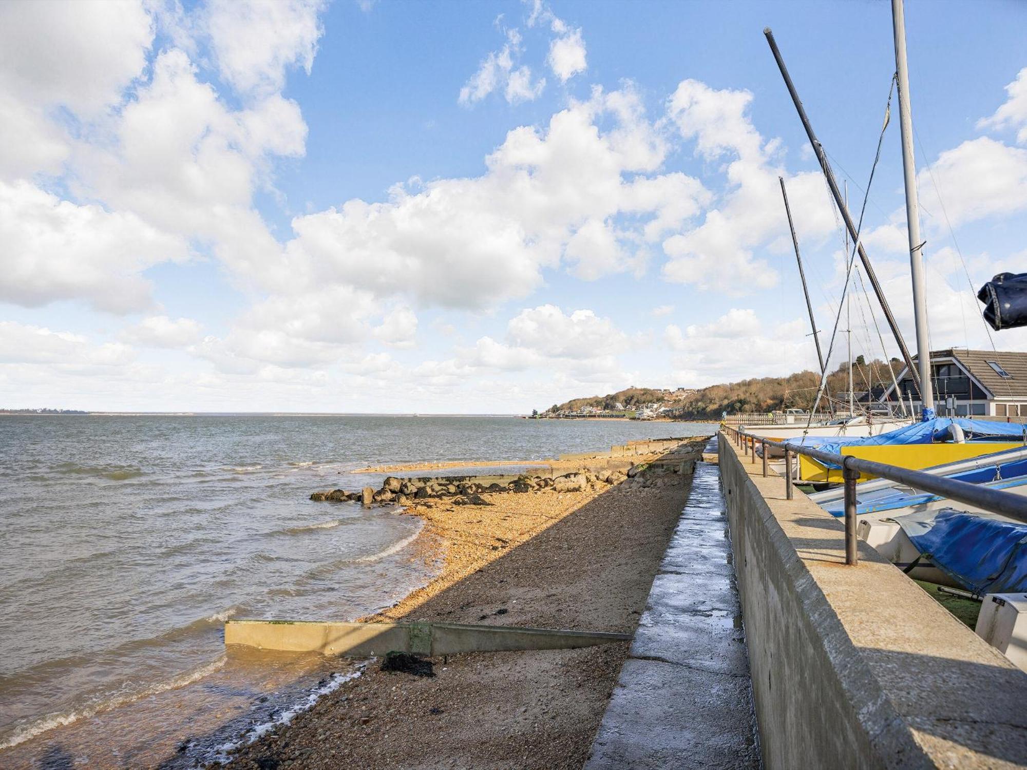Green Poplars Gurnard Exterior photo