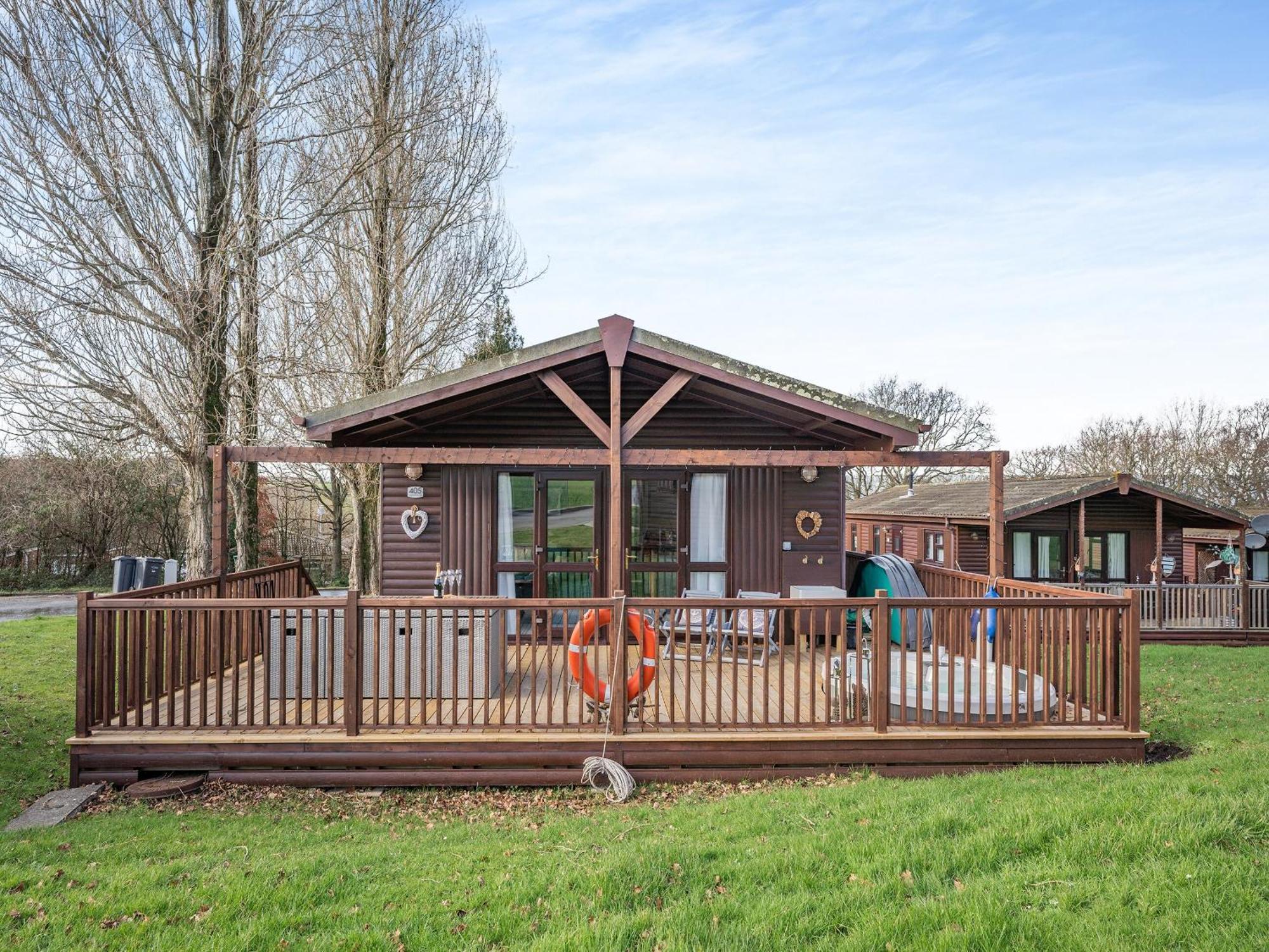 Green Poplars Gurnard Exterior photo