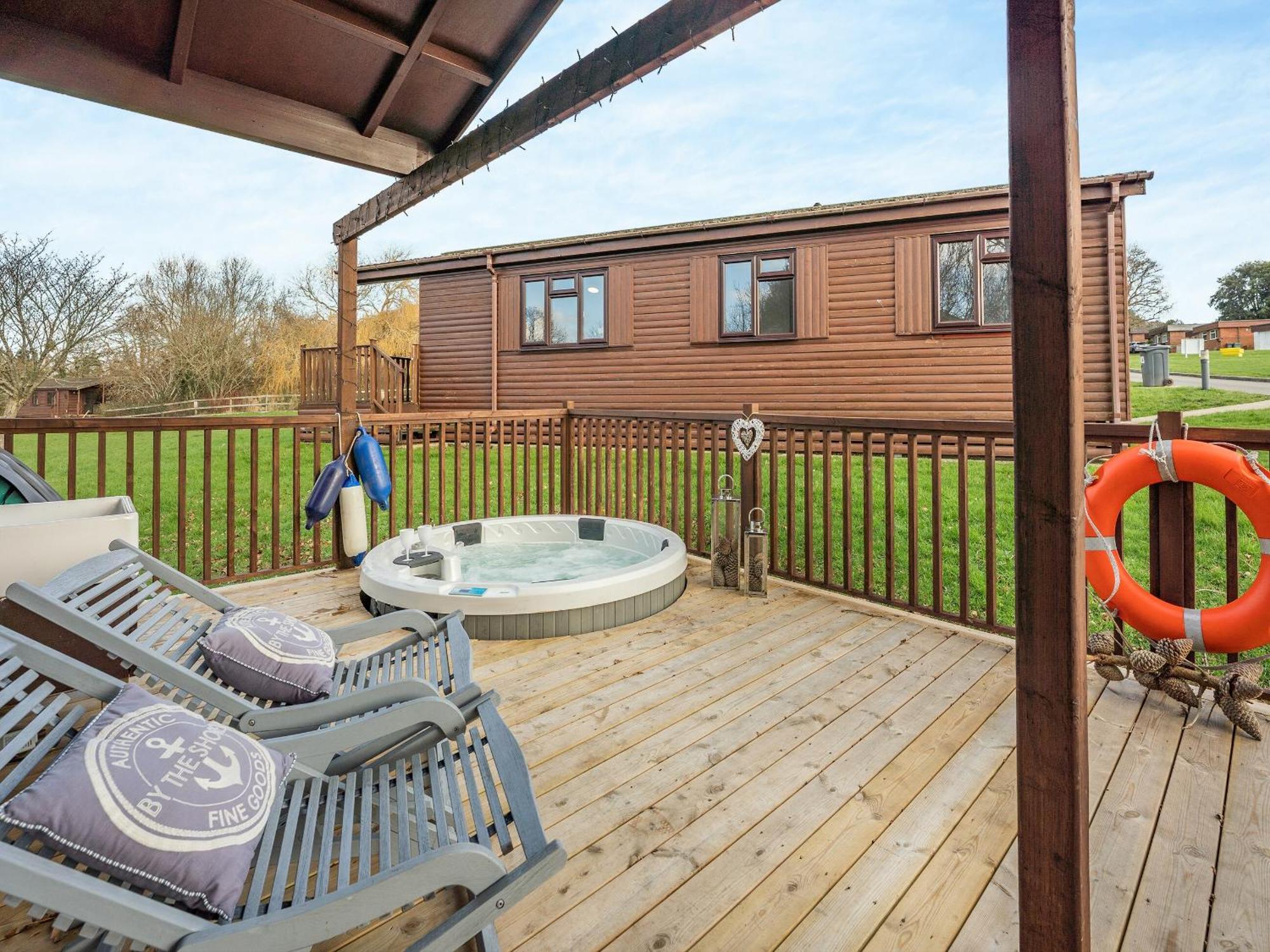 Green Poplars Gurnard Exterior photo